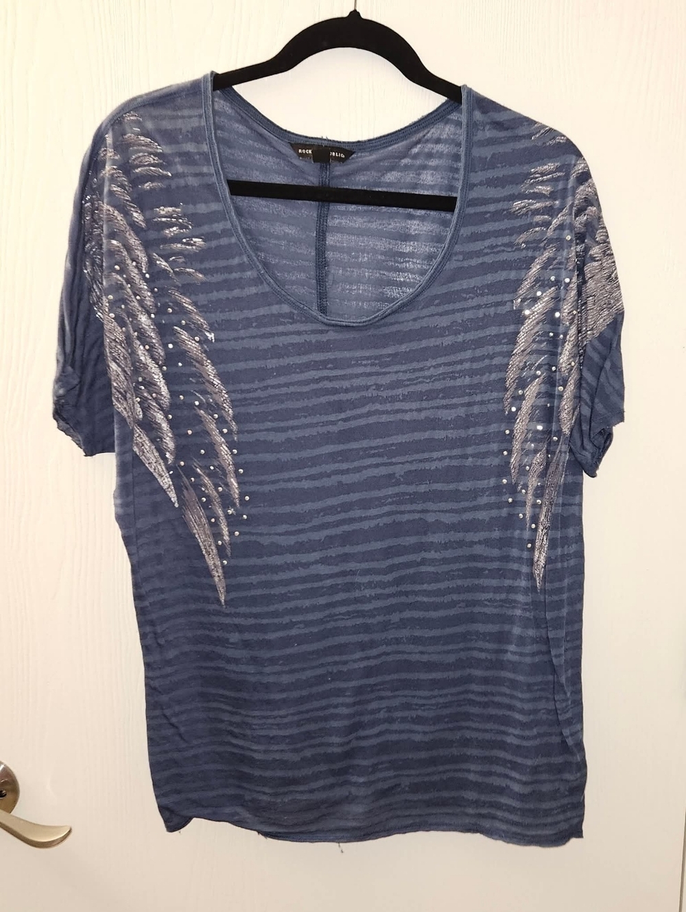 Rock & Republic Blue Scoop Neck Feather Print Top with Studs